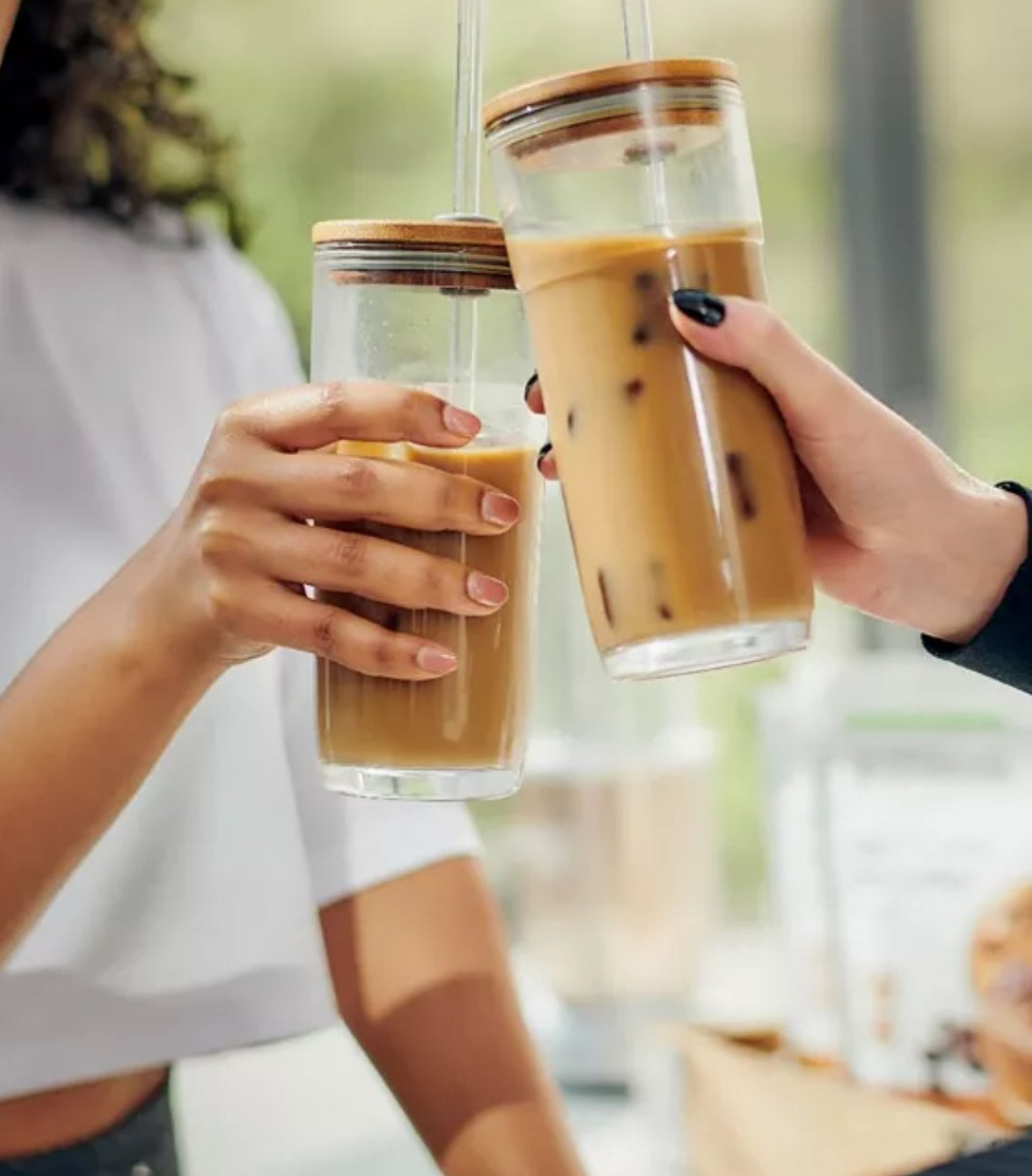 Café glacé hyperprotéiné. Une boisson délicieuse et nutritive qui permet de faire le plein de caféine et de protéines sur le pouce