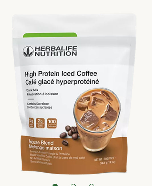 Café glacé hyperprotéiné. Une boisson délicieuse et nutritive qui permet de faire le plein de caféine et de protéines sur le pouce